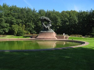 ワジェンキ公園のショパン像